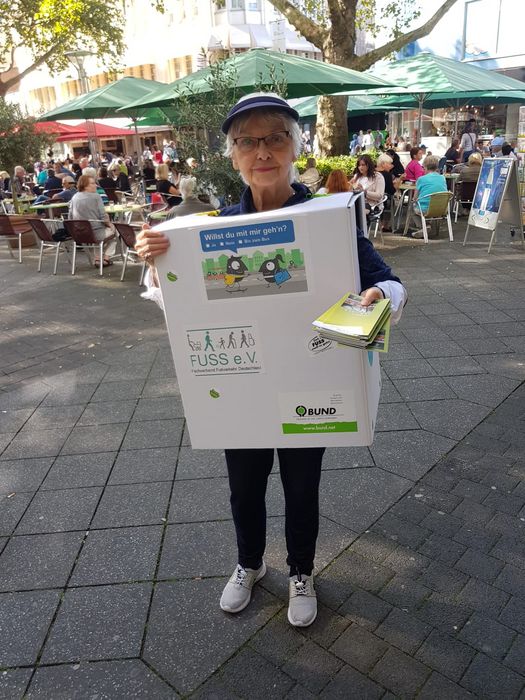 Karin Mast im "Kartonkleid" (Platzbedarf eines Fußgängers) Werbung für die Aktionswoche auf dem Neumarkt